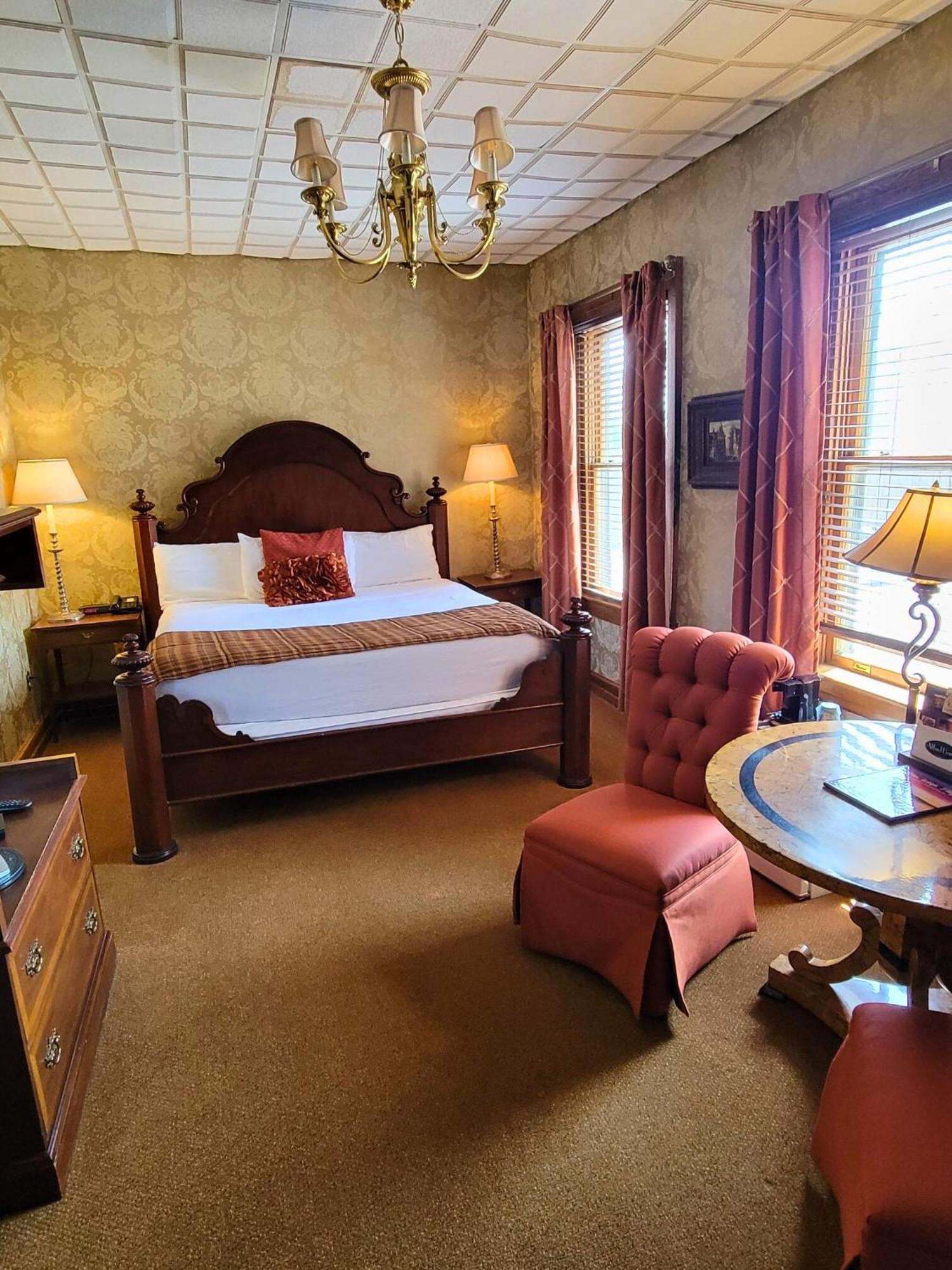 Altland House Inn & Suites Абботстаун Экстерьер фото