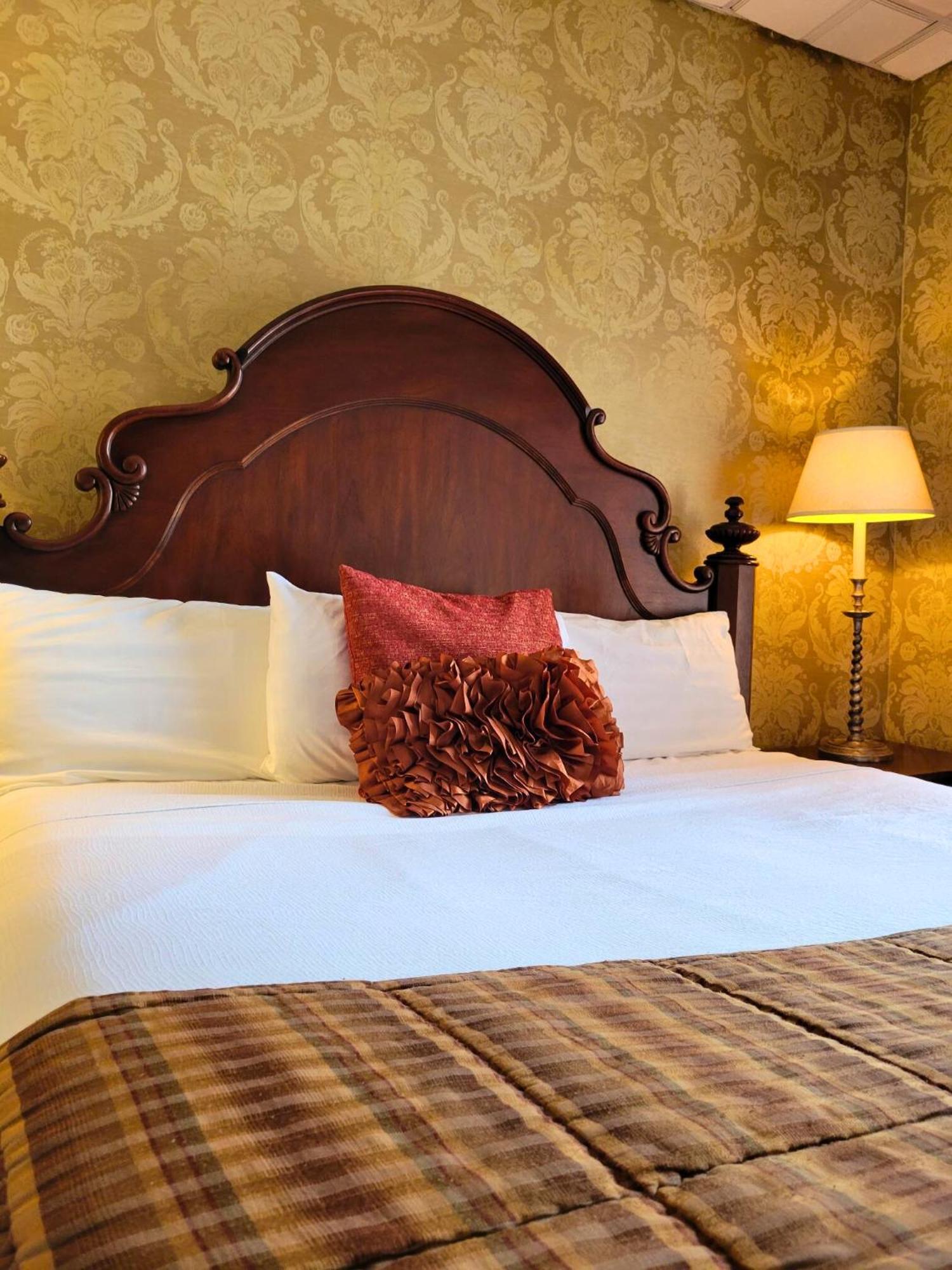 Altland House Inn & Suites Абботстаун Экстерьер фото
